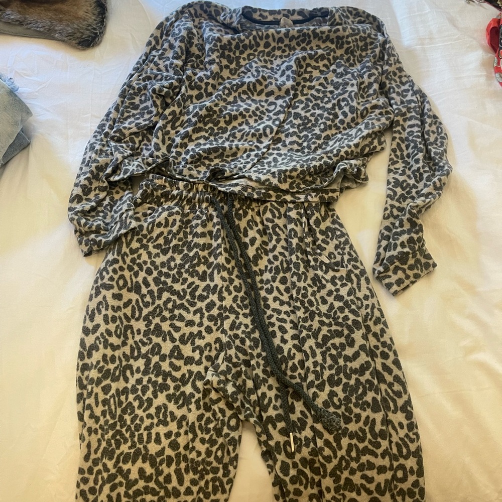 LELIS matching pj set